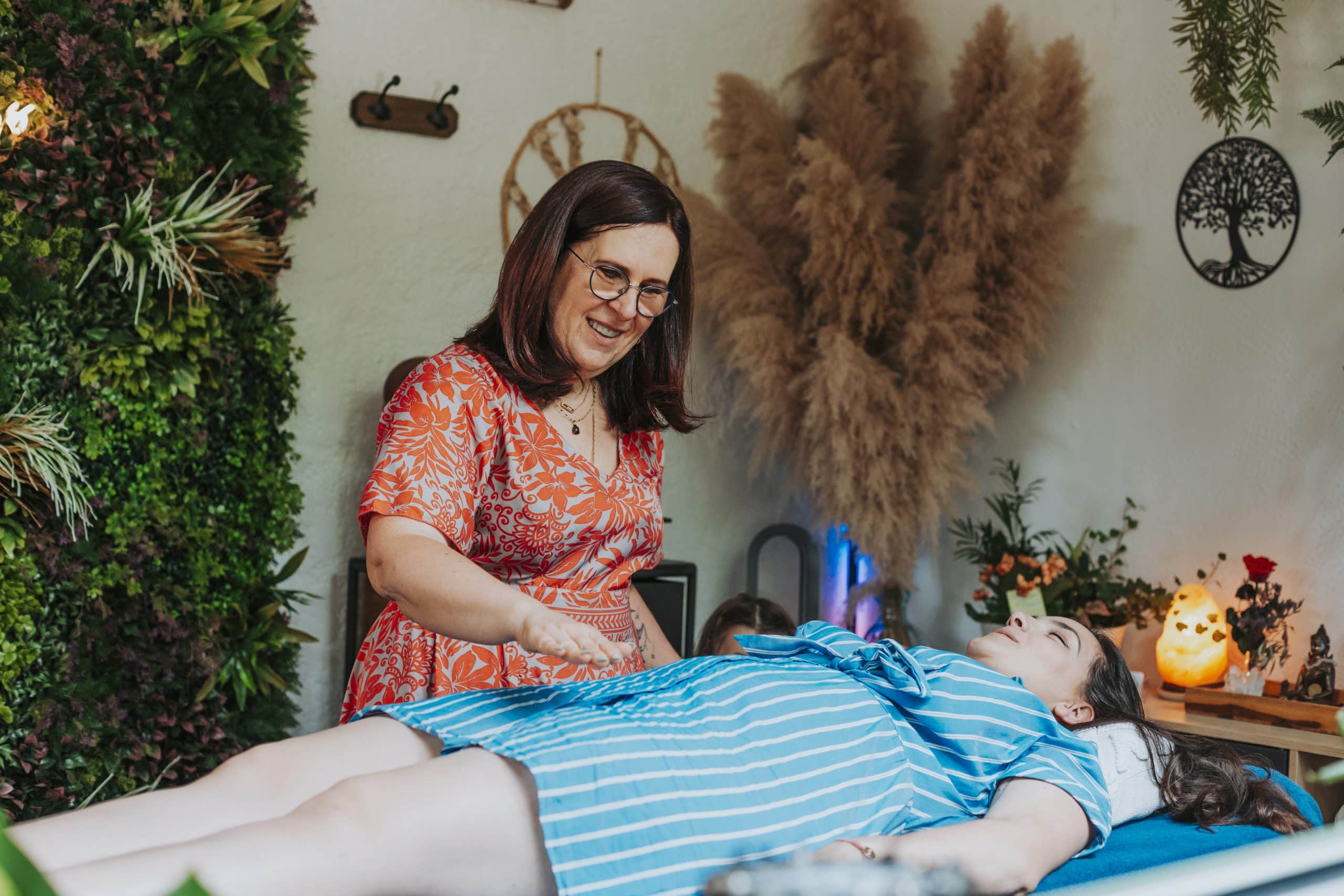 Photo de deux mains qui massent la nuque d'une jeune femme